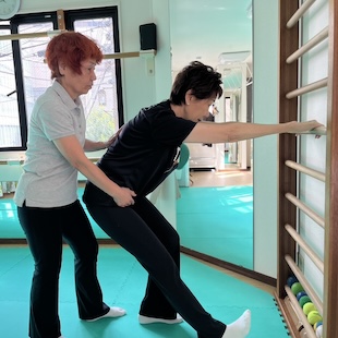 足を伸ばす女性